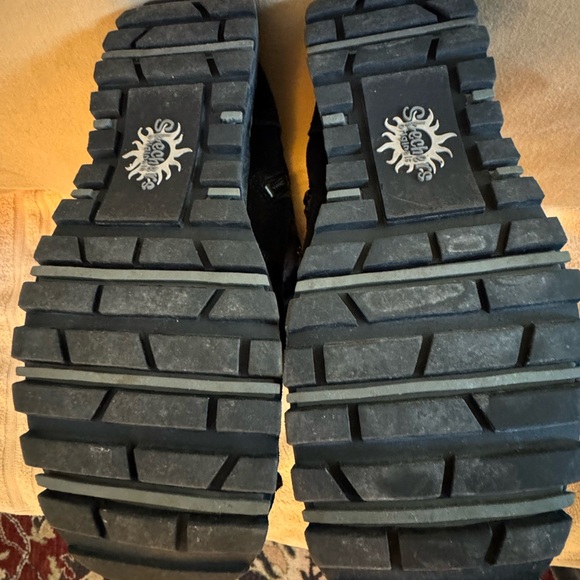 Skechers Black Suede Snow Boots - Picture 4 of 5